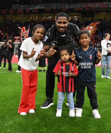 Mike Maignan with his daughters